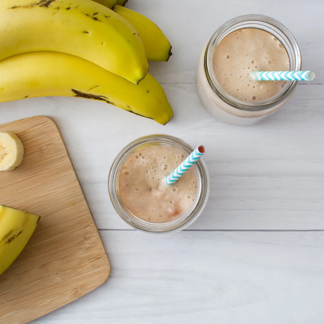 Banaani-suklaa-puolukka smoothie