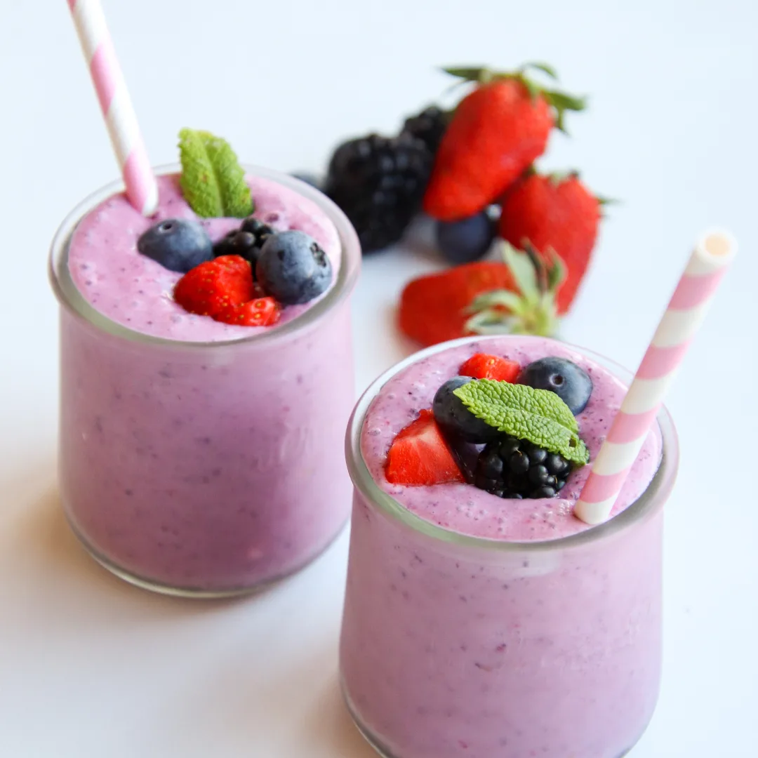 Ananas-kookos-marja smoothie